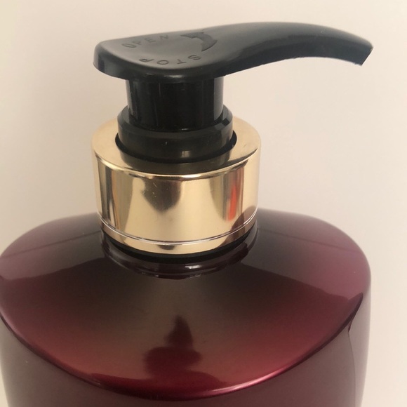 BIO KERATIN LUXURY COLLECTION. Moisture Restore Conditioner  33.8 fl oz - Picture 3 of 6